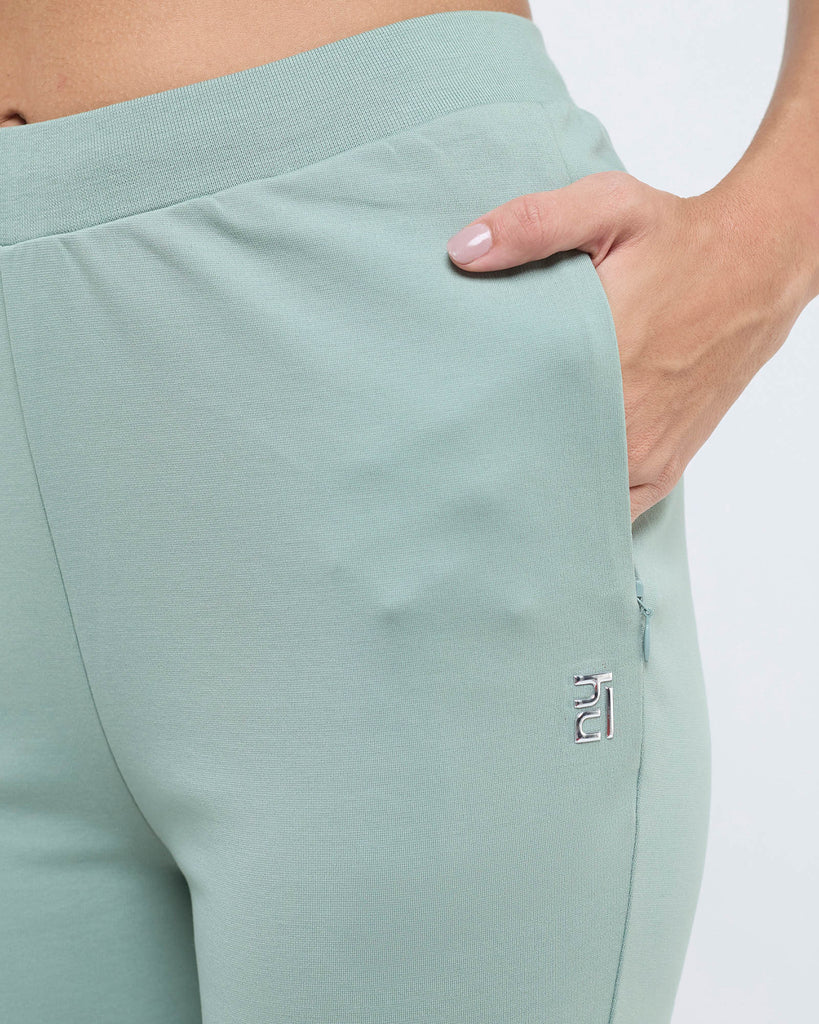 Hunnit Essential Flare Pants 