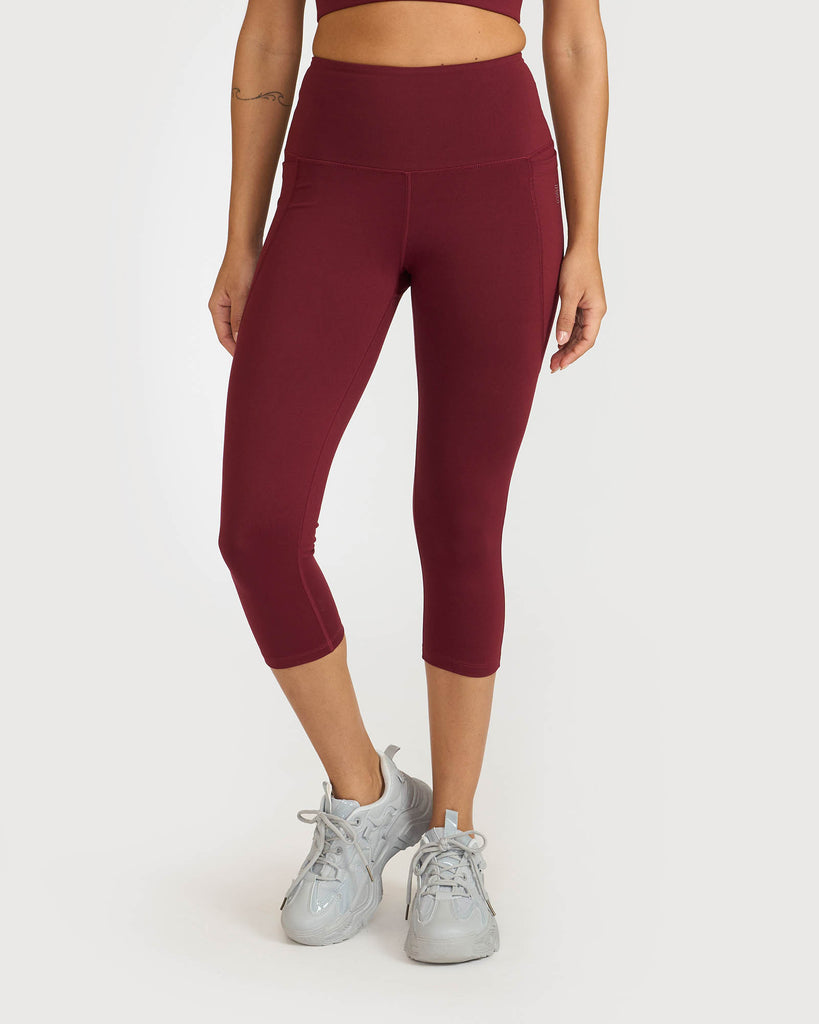 Hunnit Zen Capris and Round Neck Sports Bra Co-ord Set 